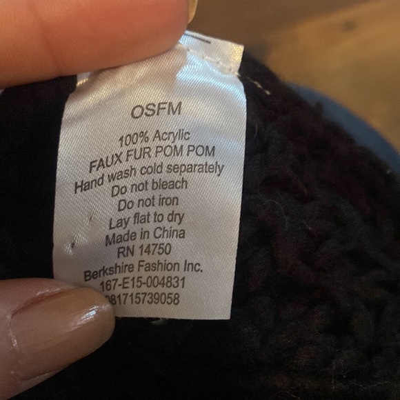 Knitted scarf with puff balls - Picture 3 of 3